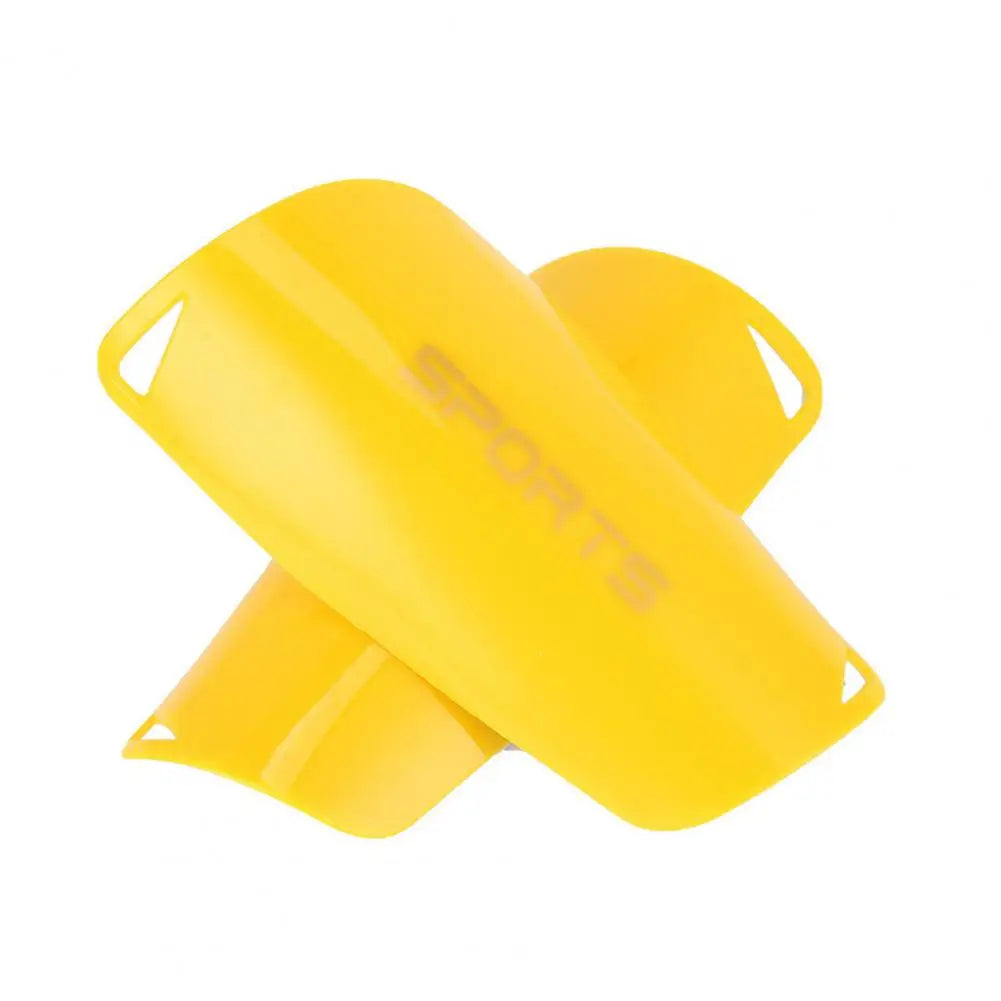 medium voetbal scheenbeschermers in verschillende kleuren en maten.