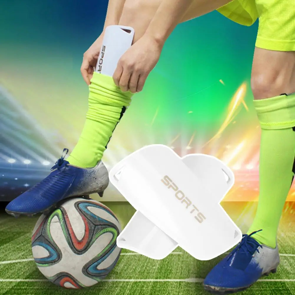 medium voetbal scheenbeschermers in verschillende kleuren en maten.