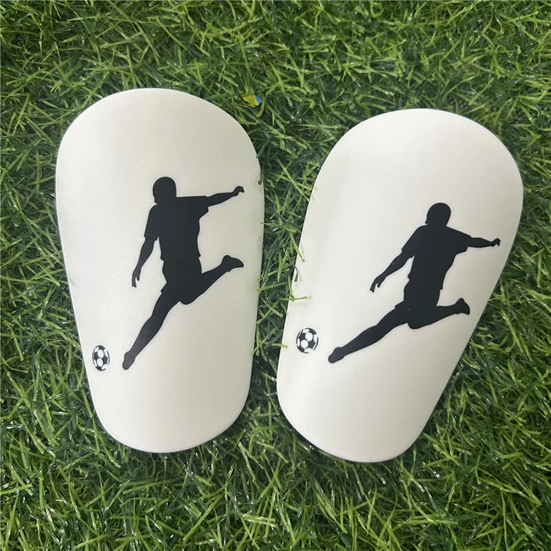 voetbal mini scheenbeschermers met print erop.