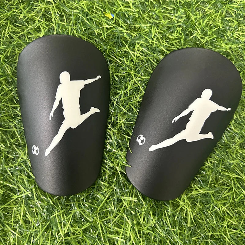voetbal mini scheenbeschermers met print erop.
